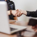 l'instant découverte rendez-vous dans un lieu public, généralement devant un café sur Perpignan.